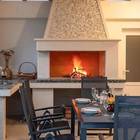 Beach Front Home In Vela Luka בית נופש